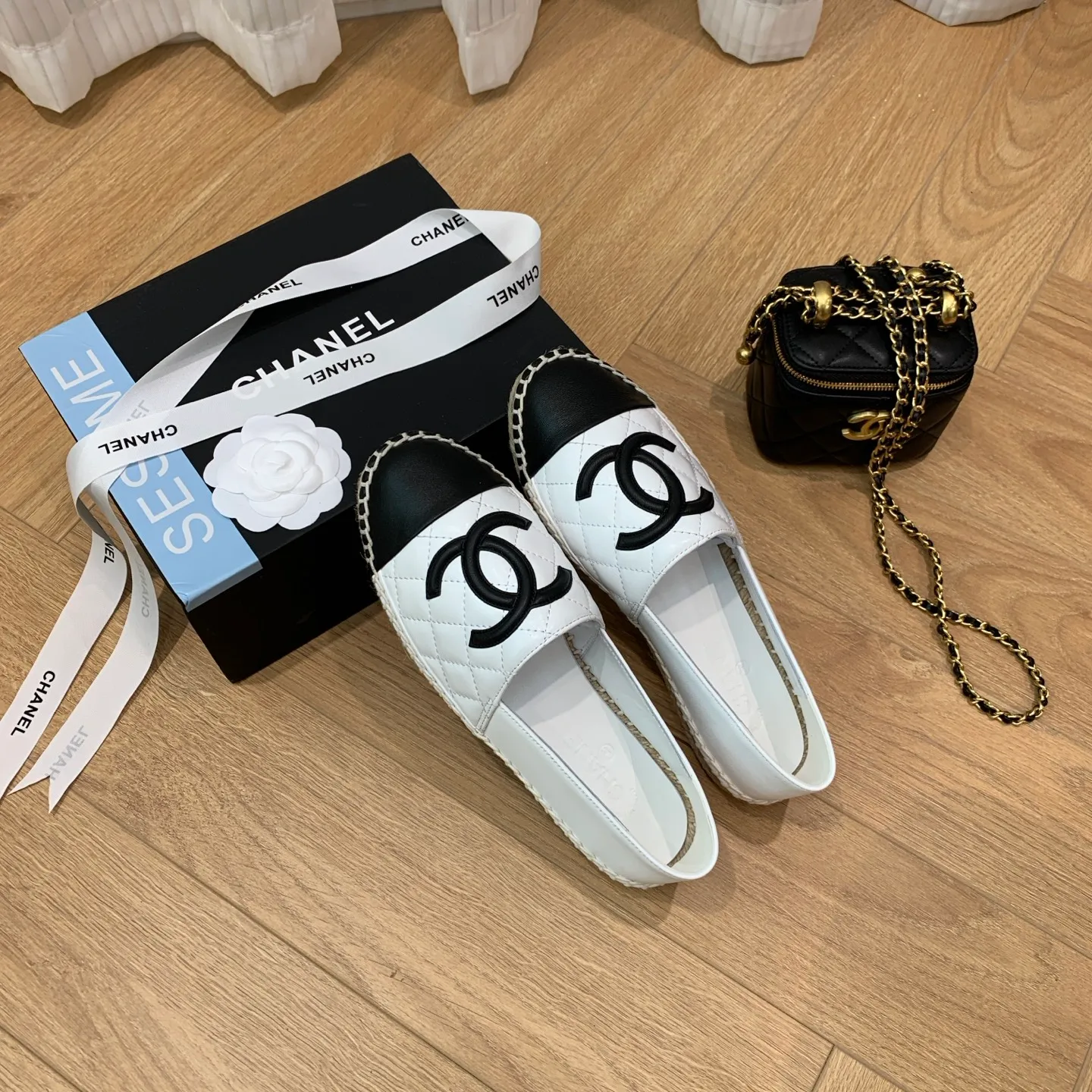 👟👟Ex-factory price 480👟👟 👑New colors are coming ✌️The new version of Chanel fisherman shoes is coming❗️Delivered in a complete set of top-notch packaging. The quality of my fisherman shoes has not been introduced much, everyone who has tried it knows it! The original customized upper, and my outsole is the original translucent outsole, the opaque outsole is the wrong version, full set of authentic packaging ❗️ size: 35-40, running price